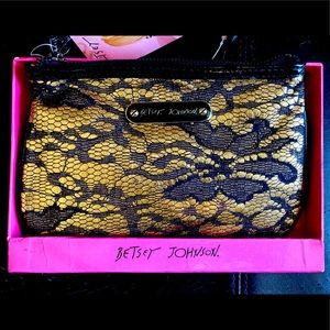 NIB BETSEY JOHNSON BLACK/GOLD WRISTLET 💕